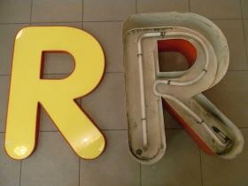 Neonbuchstabe | R | gelb und rot und rund
