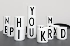 R | Typographie Tasse | Arne Jacobsen | Design Letters