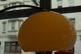 70er Bogenlampe / beigebrauner Schirm
