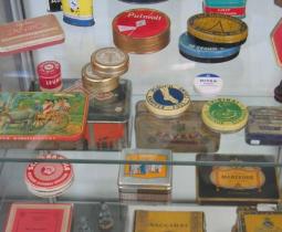 Viele verschiedene alte Blechdosen