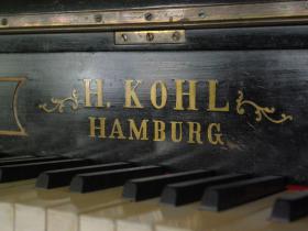 dekoratives Klavier von 1890 / H.Kohl, Hamburg / spielbar!