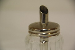 kleiner Zuckerstreuer aus Glas